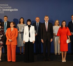 Fotografía de grupo de Sus Majestades los Reyes con los premiados y las autoridades