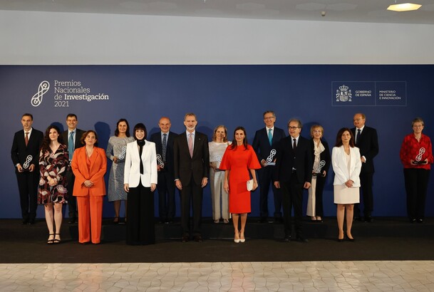 Sus Majestades los Reyes junto a los premiados acompañados por las autoridades