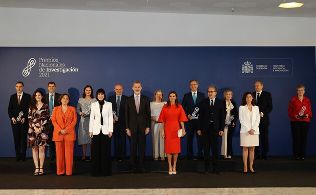 Sus Majestades los Reyes junto a los premiados acompañados por las autoridades