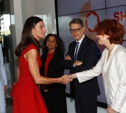 Su Majestad la Reina es saludada por Maria Peña, Consejera delegada de ICEX en presensia de la Embajadora de Estados Unidos y el Secretario de Estado 