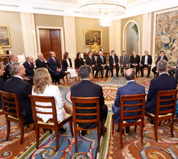 Detalle de la intervención de Su Majestad el Rey en el encuentro con la Delegación Empresarial Chilena, acompañado del presidente de la CEOE y su homó