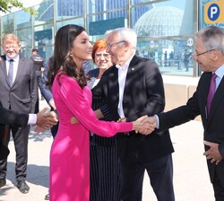 Su Majestad la Reina es saludada por el presidente de Cruz Roja Española, Javier Senent