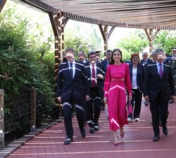 Doña Letizia acompañada por las autoridades a su llegada al Oceanogràfic de Valencia