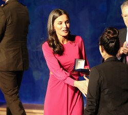 Su Majestad la Reina entrega el galardón a la jugadora de baloncesto en silla de ruedas, Nilobar Bayat