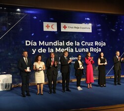 Fotografía de grupo con los premiados