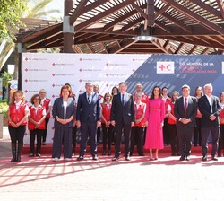 Su Majestad la Reina acompaña de los voluntarios de la Cruz Roja Española y de las autoridades asistentes al acto