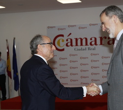 Su Majestad el Rey recibe el saludo del presidente de la Cámara Oficial de Comercio, Industria y Servicios de Ciudad Real