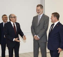 Don Felipe conversa con las autoridades y el presidente de la Cámara Oficial de Comercio, Industria y Servicios de Ciudad Real 
