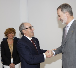 Su Majestad el Rey recibe el saludo del presidente de la Cámara Oficial de Comercio, Industria y Servicios de Ciudad Real, tras imponerle la Gran Cruz