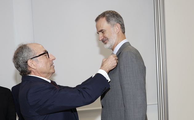 Su Majestad el Rey recibe la Gran Cruz de la Orden de la Cámara Oficial de Comercio, Industria y Servicios de Ciudad Real