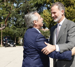 Su Majestad el Rey recibe el saludo del Presidente de Argentina, Alberto Fernández