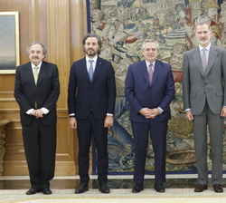 Su Majestad el Rey junto al Presidente de Argentina, acompañados por secretario de Estado para Iberoamérica y el Caribe y el Español en el Mundo, el c