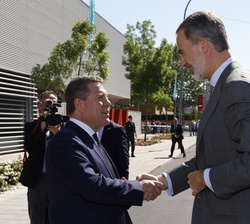 Su Majestad el Rey recibe el saludo del presidente de la Junta de Comunidades de Castilla-La Mancha, Emiliano García-Page