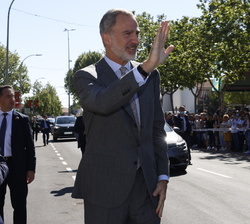 Su Majestad el Rey saluda a los vecinos de Ciudad Real que se congregaban a su llegada al Pabellón de Ferias