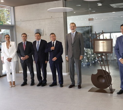 Fotografía de grupo de Su Majestad el Rey ante una Placa Conmemorativa, junto a las autoridades y personalidades