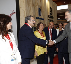 Su Majestad el Rey durante su visita al expositor de la Junta de Comunidades de Castilla-La Mancha