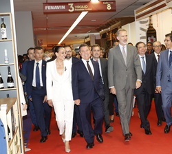 Su Majestad el Rey durante su recorrido por la Feria Nacional del Vino "FENAVIN"