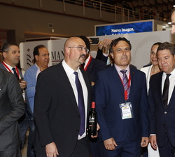 Su Majestad el Rey durante su recorrido por la Feria Nacional del Vino "FENAVIN"