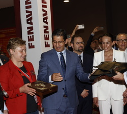 Su Majestad el Rey recibe los atributos de Embajador del vino, consistentes en un delantal y un tastevin