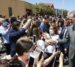 Su Majestad el Rey a su salida de FENAVIN recibe el saludo de los vecinos de Ciudad Real