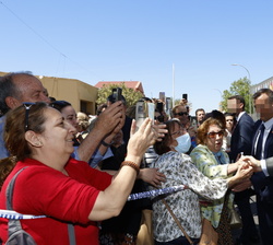 Su Majestad el Rey a su salida de FENAVIN recibe el saludo de los vecinos de Ciudad Real