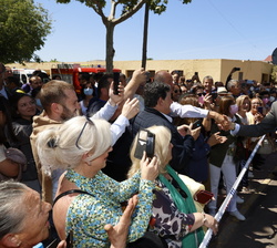 Su Majestad el Rey a su salida de FENAVIN recibe el saludo de los vecinos de Ciudad Real