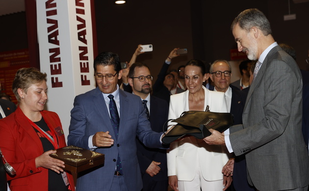 Su Majestad el Rey recibe los atributos de Embajador del vino, consistentes en un delantal y un tastevin