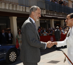 Su Majestad el Rey recibe el saludo de la alcaldesa de Ciudad Real, Eva María Masías, a su llegada a la Plaza Mayor de Ciudad Real