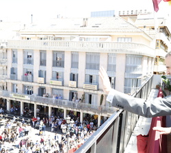 Su Majestad el Rey saluda a los vecinos de Ciudad Real desde el balcón del Ayuntamiento