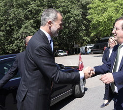 Su Majestad el Rey recibe el saludo del presidente de la Junta de Extremadura y presidente del Patronato de la Fundación Academia Europea e Iberoameri