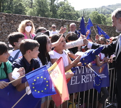 Su Majestad el Rey saluda a unos niños que se congregaban a su llegada al Monsterio de Yuste