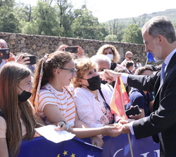 Su Majestad el Rey saluda a los vecinos de Cuacos de Yuste que se congregaban a su llegada al Monsterio de Yuste