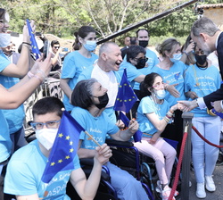 Su Majestad el Rey saluda a miembros de la Confederación ASPACE a su llegada al Monsterio de Yuste