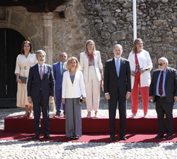 Fotografía de grupo de Su Majestad el Rey con las autoridades y el galardonado, el presidente del Foro Europeo de la Discapacidad