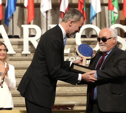 Su Majestad el Rey entrega el "Premio Europeo Carlos V” al presidente del Foro Europeo de la Discapacidad, Yannis Vardakastanis