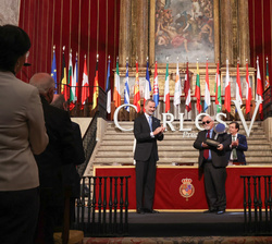 Su Majestad el Rey tras la entrega el "Premio Europeo Carlos V” al presidente del Foro Europeo de la Discapacidad, Yannis Vardakastanis