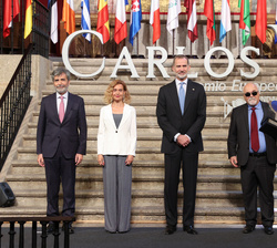 Su Majestad el Rey con las autoridades y el galardonado