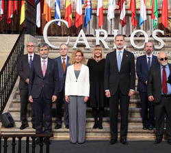 Su Majestad el Rey con las autoridades, los academicos asistentes y el galardonado