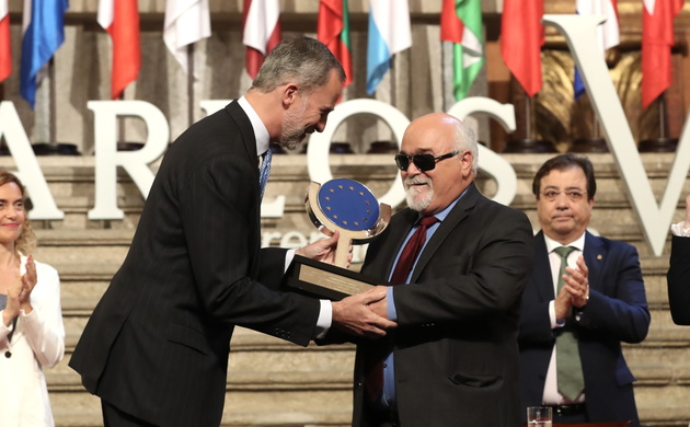 Su Majestad el Rey entrega el "Premio Europeo Carlos V” al presidente del Foro Europeo de la Discapacidad, Yannis Vardakastanis