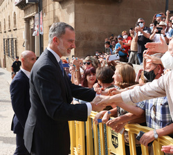 Don Felipe es saludado por el público asistente a su llegada a la Catedral de Santa María, en Plasencia, Cáceres
