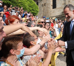 Su Majestad el Rey recibe una afectuosa bienvenida a su llegada a la Catedral de Santa María en Plasencia, Cáceres
