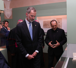Su Majestad el Rey recibe explicaciones del comisario de la exposición en uno de los seis capítulos en los que se divide