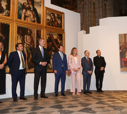 Su Majestad el Rey ante las explicaciones del presidente de la Fundación Las edades del Hombre