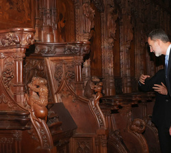 Don Felipe admira los elementos artísticos de las joyas arquitectónicas anfitrionas de la exposición "Transitus" de la Fundación "Las E