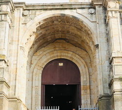 Su Majestad el Rey saluda al publico presente a su salida de la Catedral de Santa María tras la Inauguración de la Exposición "Transitus" de