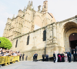 Don Felipe saluda al público a su salida de la Catedral de Santa María en Plasencia, Cáceres