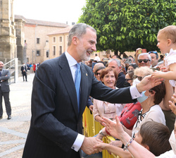 Su Majestad el Rey es despedido por los más jóvenes a su salida de la Catedral de Santa María en Plasencia, Cáceres