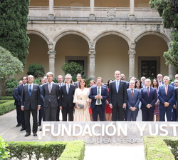 Su Majestad el Rey acompañado de los participantes en la Reunión extraordinaria del Patronato de la Funcación Academia Europea e Iberoamericana de Yus
