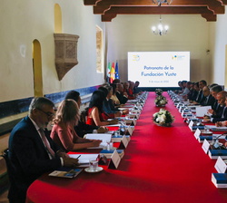 Don Felipe tras unas breves palabras y dar la bienvenida abre la sesión en la Reunión extraordinaria del Patronato de la Funcación Academia Europea e 