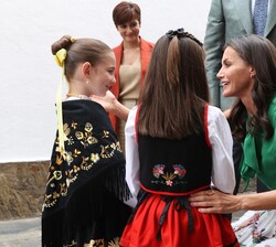 Don Felipe y Doña Letizia durante la bienvenida a la localidad de Pinofranqueado